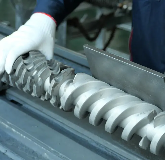 എന്തുകൊണ്ടാണ് എക്‌സ്‌ട്രൂഡറിൽ കറുത്ത വരകൾ ആവർത്തിച്ച് പ്രത്യക്ഷപ്പെടുന്നത്? ബാരലിലോ സ്ക്രൂയിലോ ഉള്ള പ്രശ്നം മൂലമാണോ ഇത് സംഭവിച്ചതെന്ന് എങ്ങനെ വേഗത്തിൽ നിർണ്ണയിക്കാമെന്ന് ഈ ലേഖനം നിങ്ങളെ പഠിപ്പിക്കുന്നു.